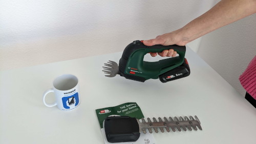 Gras- und Strauchschere von Bosch mit 18 Volt starkem wechselbaren Akkumodul Bosch Grasschere mit Wechselakku